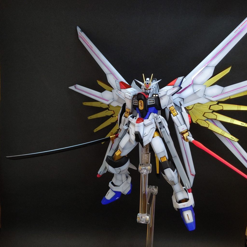 いろいろ迷いましたがフツノミタマは塗ってません。そのままでも十分かっこいいですね。ウイングのピンクはそのままシール貼ってます。