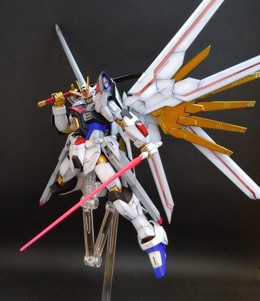 ウイングのゴールドはガイアカラーのパールゴールドを塗ったんですが、粒子のギラギラ感がかっこいいですね。照明の当て具合で色味が変わってます。撮影が下手のもので・・・すみませんm(__)m