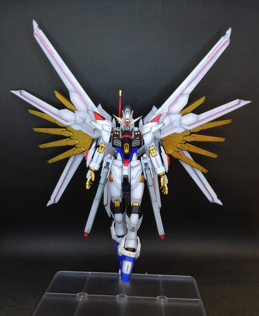 最後は、お決まりのポーズでお別れです!のせきれなかった写真や塗装レシピなんかはブログで紹介してますので、よければこちらも見てもらえると嬉しいです!https://jinbeblog.com/mighty-strike-freedom3/