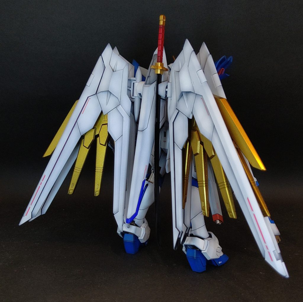 後ろ姿はほぼプラウドディフェンダー。