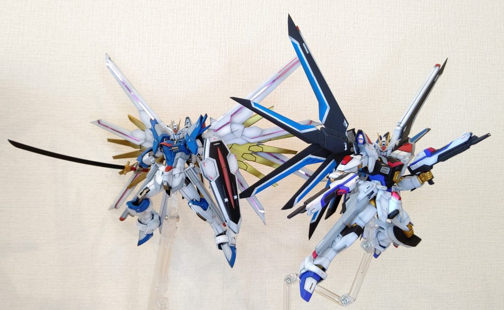 ということで、とってつけただけですがマイティライジングフリーダムでした!最後はバックパックをとりかえっこした2機の2ショットでお別れです。ウイングがお互い邪魔しあって撮影するのがちょっと大変でした(gundam-kao10)