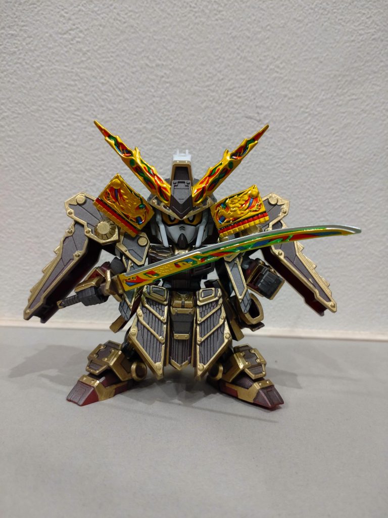 SDなのに腕関節　膝関節と可動部分多くて驚きですね　鎧や兜がいかついのでポーズは全然とれませんが…