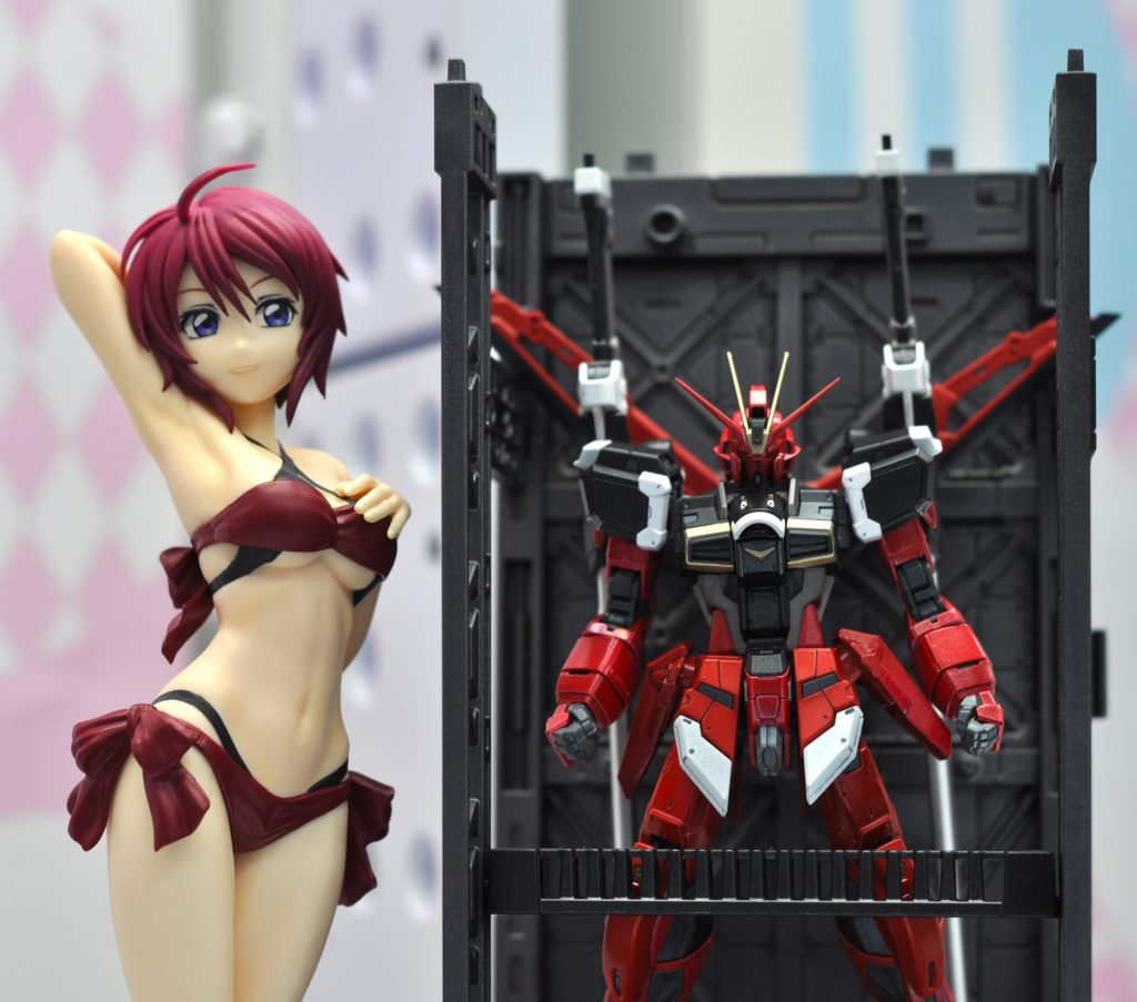アミューズメントのルナマリアフィギュアに合わせて作りました。ただ、前作のスレッタ完成からフィギュアの登場まで4日ほどしかなく、完成させきれませんでした。デカールとトップコートなしの状態でディスプレイ(画像の状態)し、手元に戻ってきてからデカールワークとつや消しトップコートを吹きました。