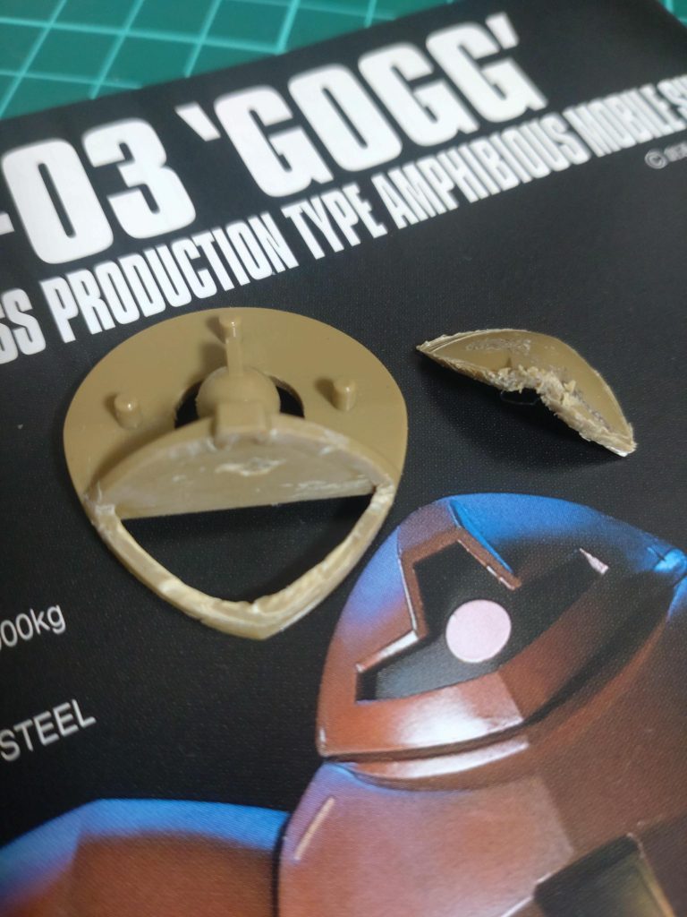 頭部の切断、これが一番の難関で!カッターは全く歯が立たないのですが、なんとかギコギコやって線つけて、それでも駄目で、子供の彫刻刀で無理繰り穴あけてなんとか切断しました。皆さん、どうやってるんですか?やっぱりプラ用のノコギリですかね…。よろしかったら教えて下さい。