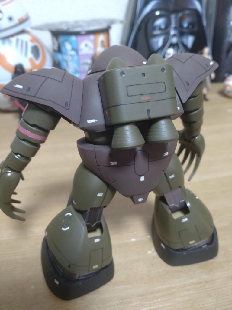 スジ彫り、難しいです!苦行でした…。線が手描き感丸出し、左右対称にもならず。いや〜、大変でした…。脚の合わせ目消しはうまくいきました。