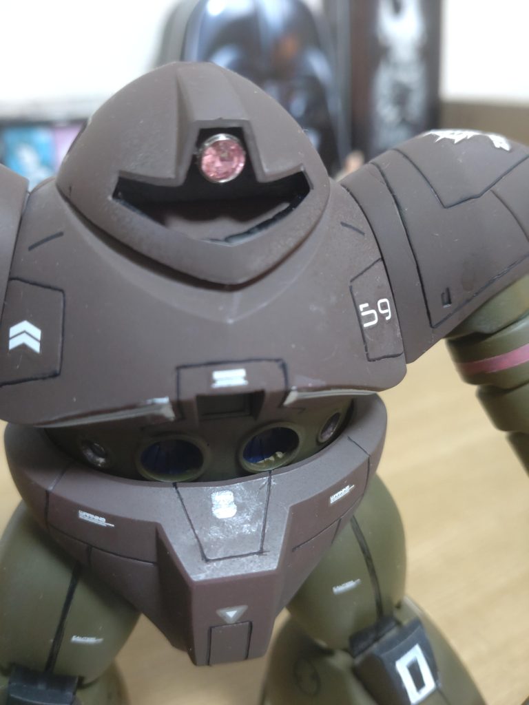 とはいえ、作業も、乗ってきたので思い切って計画してなかったモノアイの改造も挑戦してみました!シールよりもよく見せたい欲が勝ちました。これも大変!ネットで調べてパーツ買って、ピンバイスも買って初めて穴開けて。取り付けてみたら目の位置が上すぎちゃって。ゴッグ、ニッコリ笑ってる!みたいになってしまいました。でも、上昇志向なんだなと思い、ま、いっか!ちょっと色合いが濃すぎちゃったけど、全体的にはよくできたな!と思ってます。