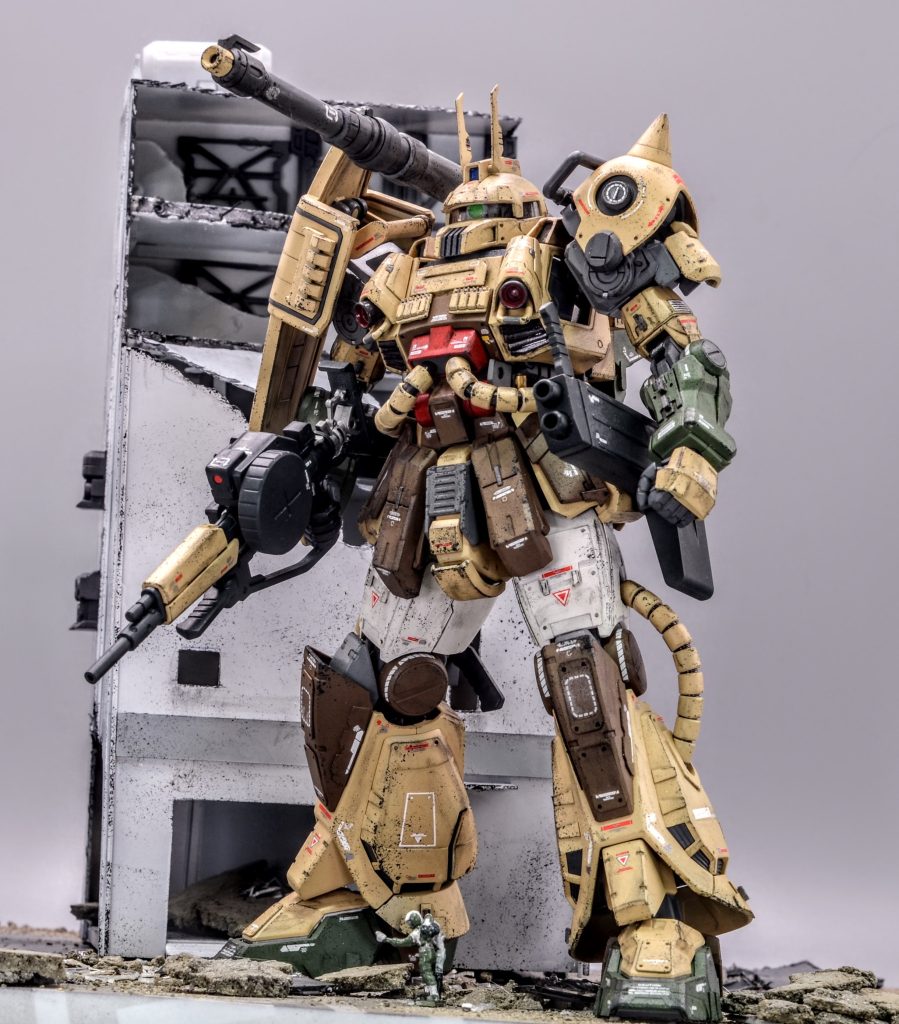 地上に潜伏中のジオン残党が一年戦争時代のザク・キャノンを改修し続け完成させた機体という設定です