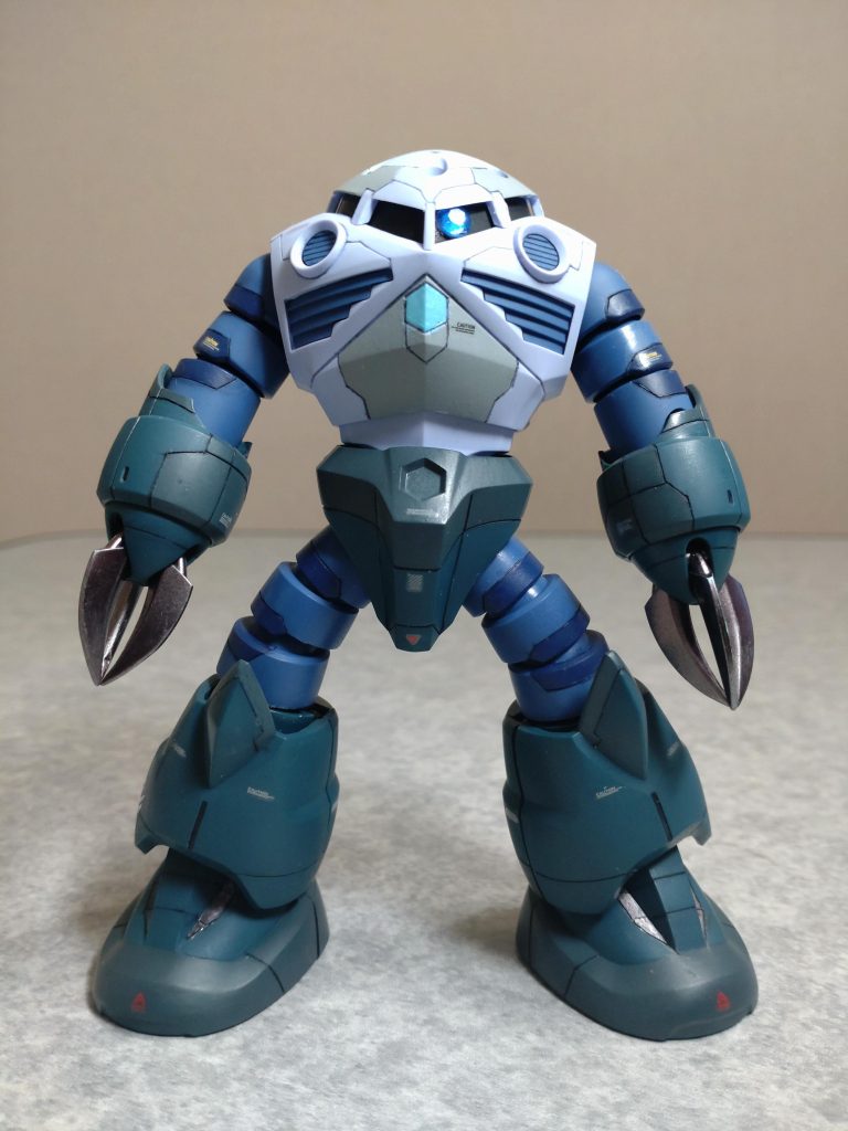 今回は成形色を活かす方針で作りました。私の周辺のお店ではシャア専用ズゴックはよく見かけるのですが、量産型はあまり見かけませんでした。まだ組んでないシャアズゴックを持っているのですが、これを逃すと次いつ出会えるのか…と切なくなり速攻購入しました。