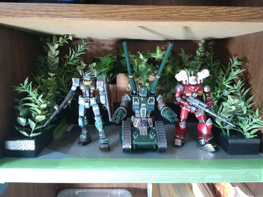 使用したものは100均で800円です。あとは家にあるいらないクリアファイルと養生テープ、木工ボンドを使用しました。実際買い物は1600円しましたが使いませんでした。粘土とか、ジオラマ用のパウダーとか買ったんですけどね。結局使わなくて。しかし100均は便利ですね。