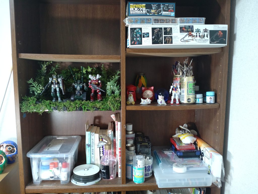 ジオラマ、憧れです。子供の頃に自分も作れたらな、自分の部屋に好きなガンプラを好きな風景の中に飾れたらな、なんていつも思ってました。大人になって今日形にできました!嬉しい〜!!自己満足ですが、こんな本箱にガンプラを飾ってみたかったんです!お金と発想さえあればなんとかなるもんですね!