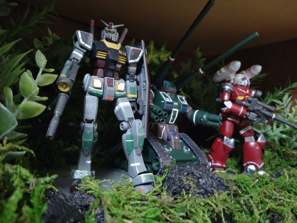 密林の中を緊張感を持って進軍するV作戦をイメージしました。というか、密林の中に自分の好きなプラモを飾るという行為が今回の最大の目的です!