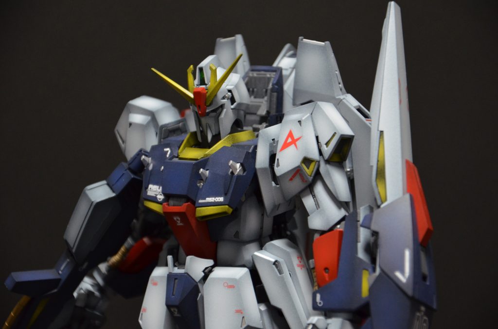 右斜めから。LEDユニット仕込めるタイプなら良かったんですが、変形考えたら無理な話ですよね。