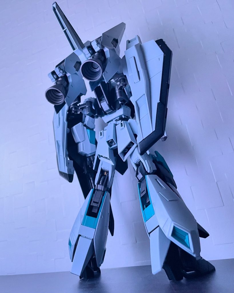 リアテルティウムアームズを贅沢に使用。変形時に干渉しないように可動軸を追加、グレネードランチャーは両腕に配置して左右対称なシルエットに。