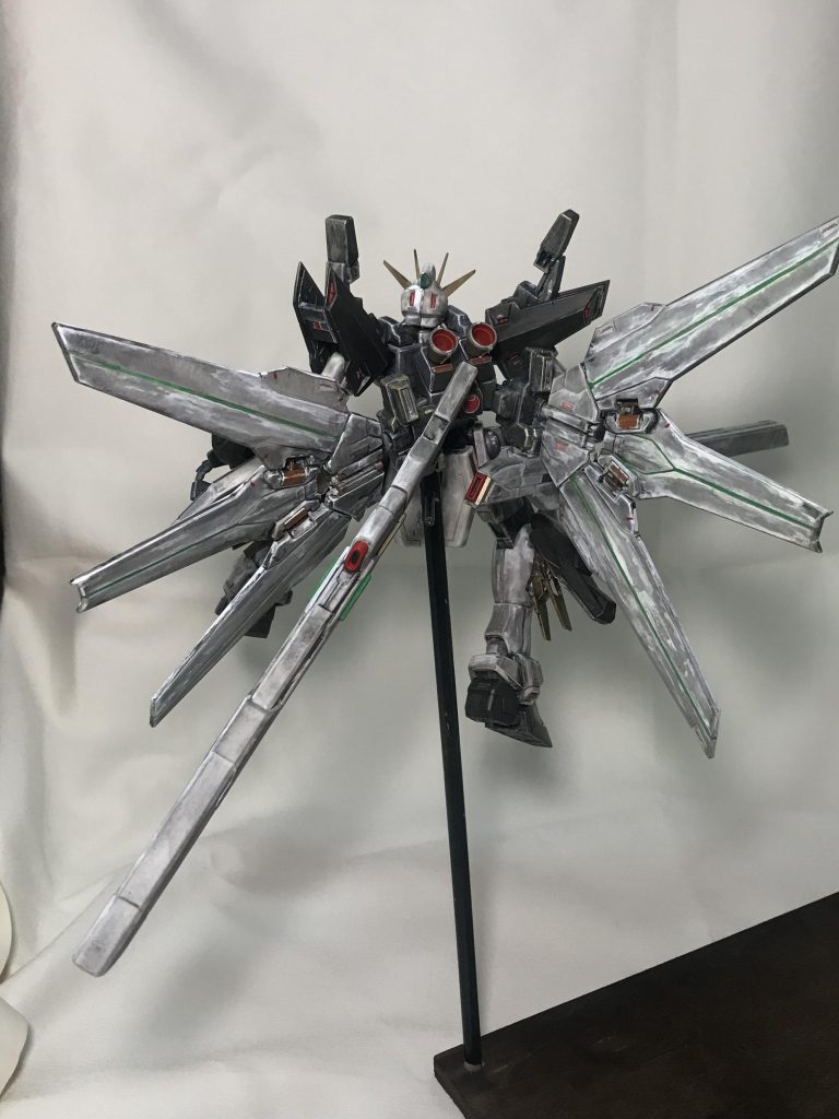 背面脇からサテライトキャノンを出す為にバックパックを上下反転しています。修正したのはココとウエスト部分、胸のダクト位で後はキットのまま塗装したのみです。