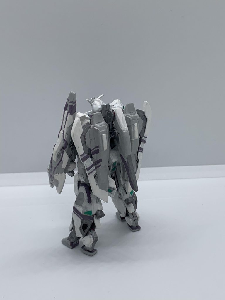 バックショットです。ウイングは閉じて純粋に立ちポーズに変更してます。