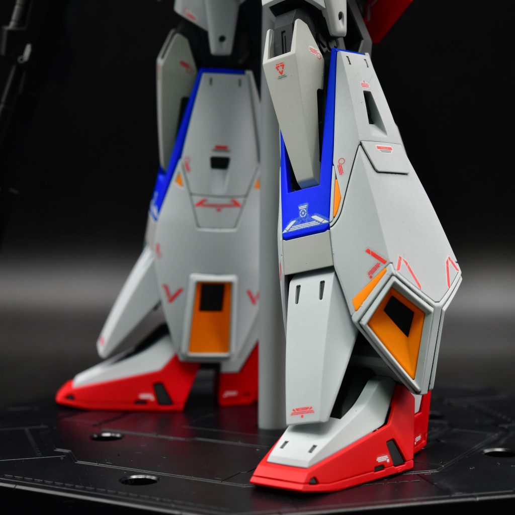 外装はEXホワイトとニュートラルグレーⅡの2色で塗り分け。