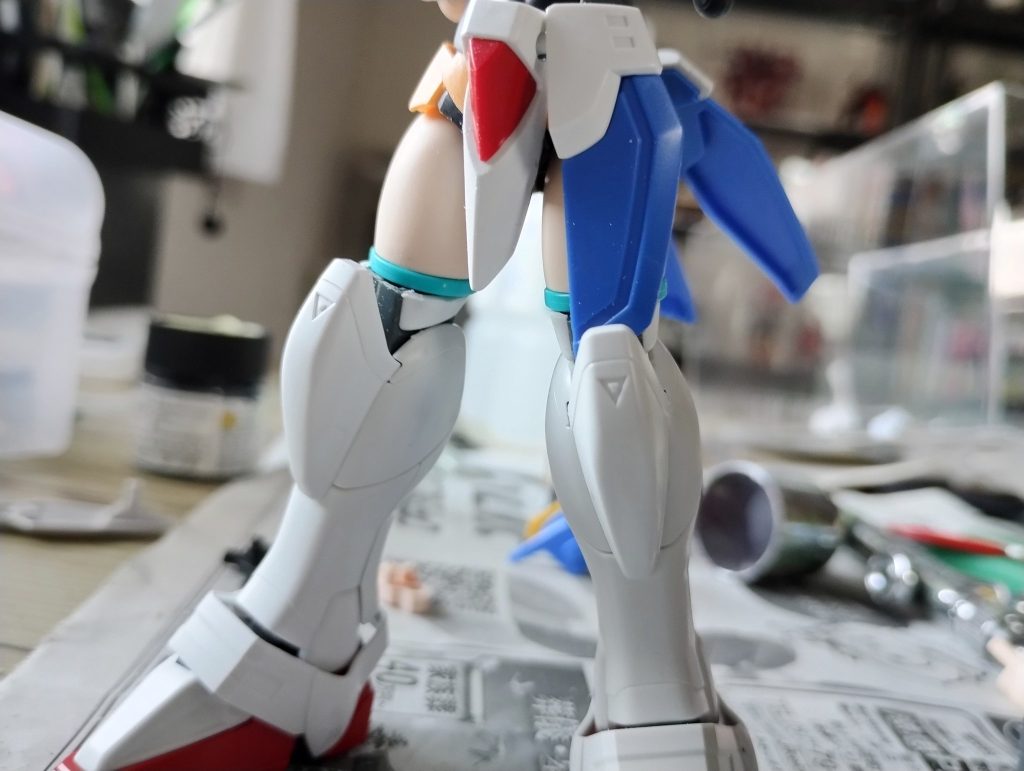 30MSの太ももを使いながら、HGFCゴッドの足と接続するためにゴッドの膝関節を全部くりぬき、30MM系の凸型のジョイントを削り込んで仕込んでます。けっこうポロポロしますが、太ももはそのまま使う、というイメージ通り仕上げるには、この方法しか思いつきませんでした…。(太もも側のジョイントをくりぬいて穴をあけて間接側の凸を挿す方法も試しましたが、こちらはポージングが安定しないですね)