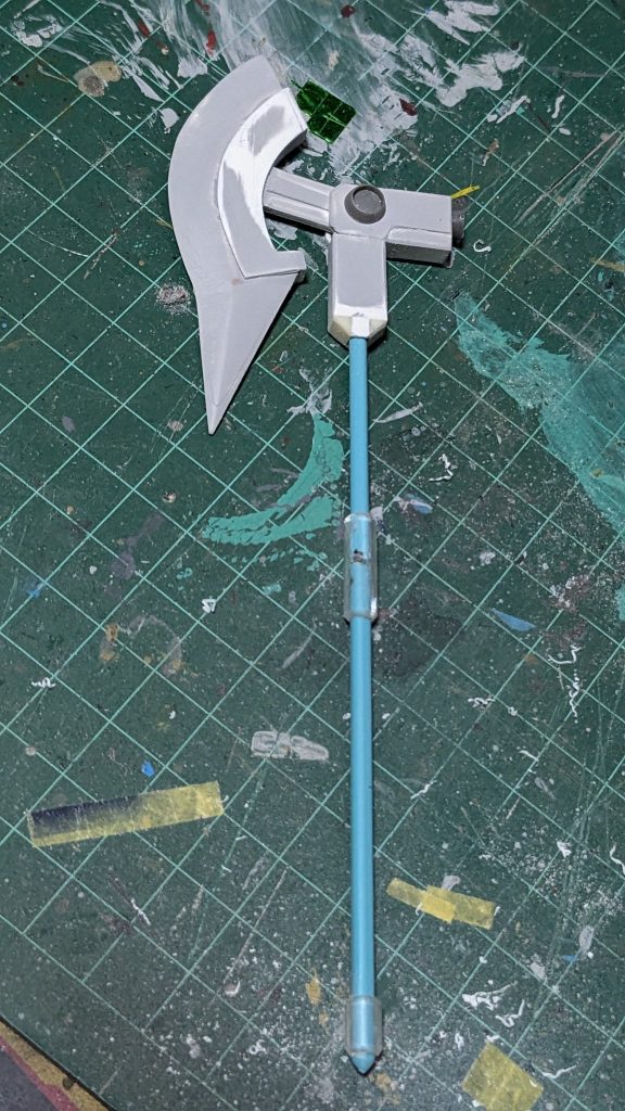 付属のマシンガンとバーズカ、そして今回オルテガ機と決めた事で自作した大型ヒートホークです。 他の大型撲殺武器も考えたのですが、時代とかガンダム世界に似合うとか考えてたら結局これですわ。 ブースター付きドリルハンマーとか、刃と同じ位長い柄の付いた大剣とか、ダブルトマホークとか作品と時代とオルテガに合わない気がして。 ルウムで使った物より軽くして、扱いやすくなった分、威力が下がったのでブースターで加速して補う。更に硬い装甲には