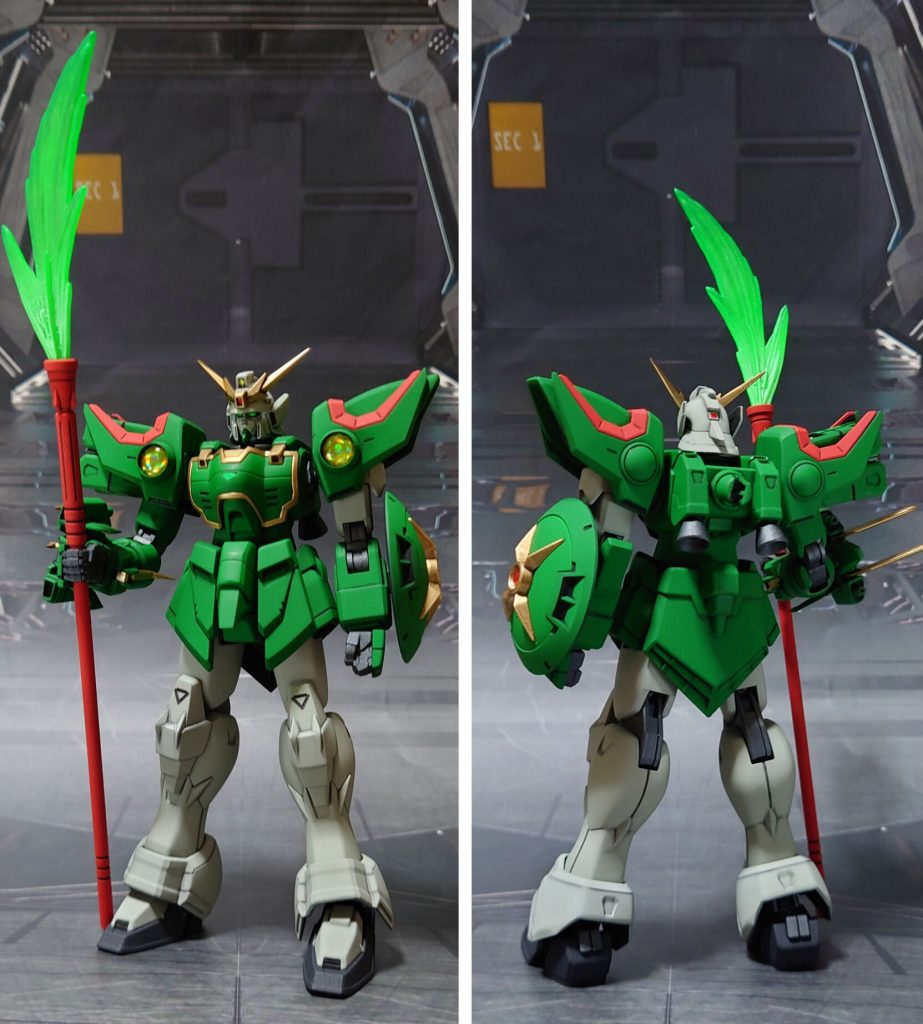 シェンロンガンダムの前後ろ。工作は、ゲート痕処理、エッジ尖らせ、パーティングライン・段ズレ・ヒケの対処、面出し、合わせ目消し、肉抜き穴埋め、市販パーツ貼り付け・埋め込みによるディティールアップを実施。ディティールアップ工作として、頭部アンテナの、強度確保用の穴埋め部分をデザインナイフで削って、隙間を空けました。更に、肩アーマーのレンズ部(ファイティングサイト)は、レンズ型の部分を削り落として市販パーツに置き換え(前側のみ)。シールド中央にも、同様の市販パーツを埋め込みました。