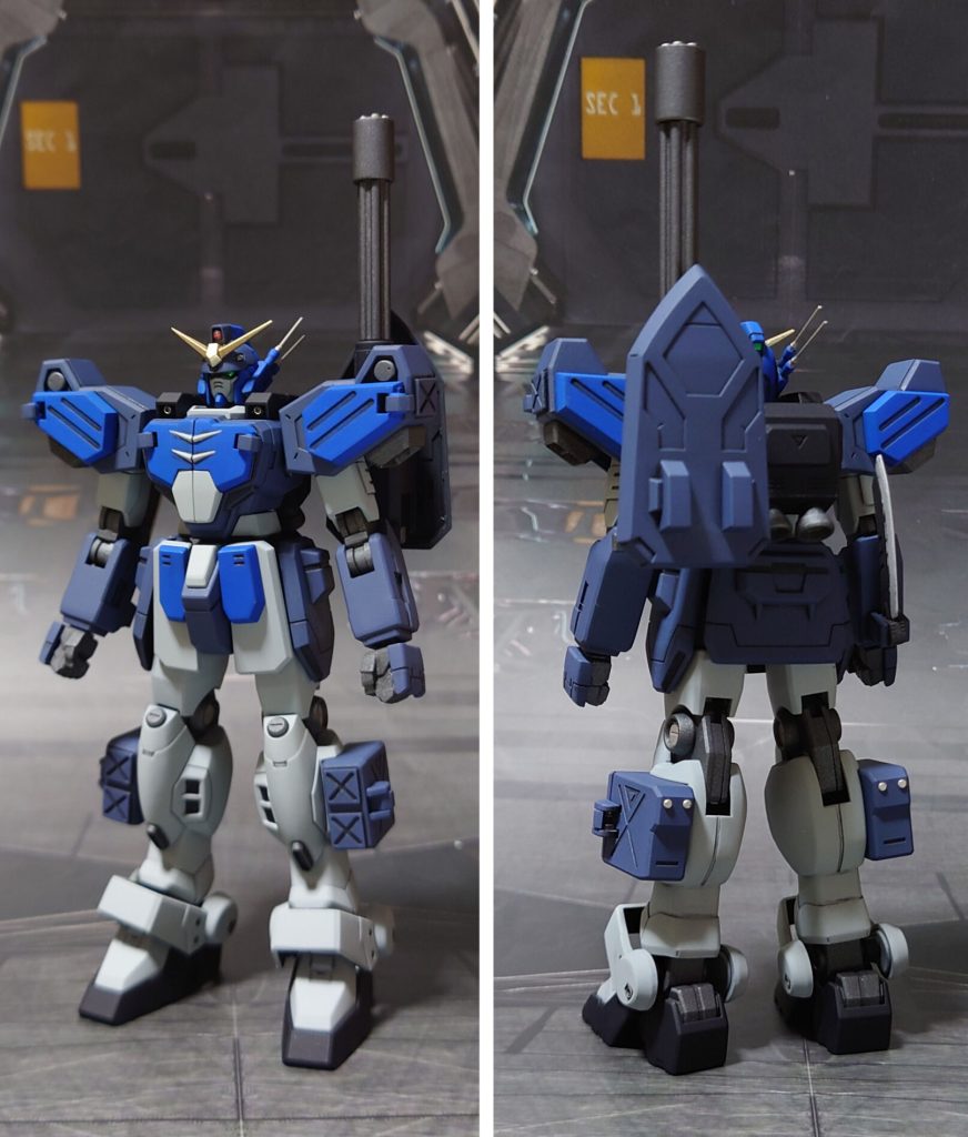 ガンダムヘビーアームズ(オリジナルカラー)の前後ろ。工作は、ゲート痕処理、エッジ尖らせ、パーティングライン・段ズレ・ヒケの対処、面出し、合わせ目消し、肉抜き穴埋め、穴開け、市販パーツ貼り付け・埋め込みによるディティールアップを実施。