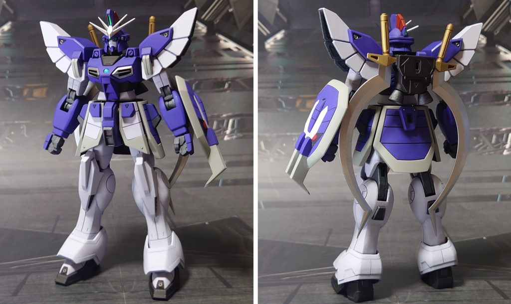 ガンダムサンドロック(オリジナルカラー)、前後ろ。工作は、ゲート痕処理、エッジ尖らせ、パーティングライン・段ズレ・ヒケの対処、面出し、合わせ目消し、肉抜き穴埋め、穴開け、市販パーツ貼り付け・埋め込みによるディティールアップを実施。ディティールアップ工作として、胸部のレンズ部(ファイティングサイト)は、レンズ型の部分を削り落として市販パーツに置き換えました。