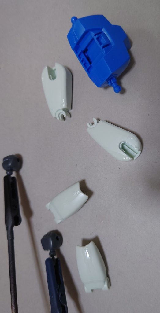 合わせ目消しの様子。合わせ目消しは胸部の青パーツ、手首、脚部に実施。