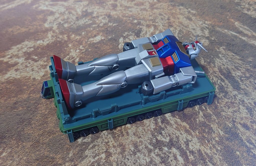 そのモビルスーツは、立ち上がる時を待っている。その名は、“ガンダム”。