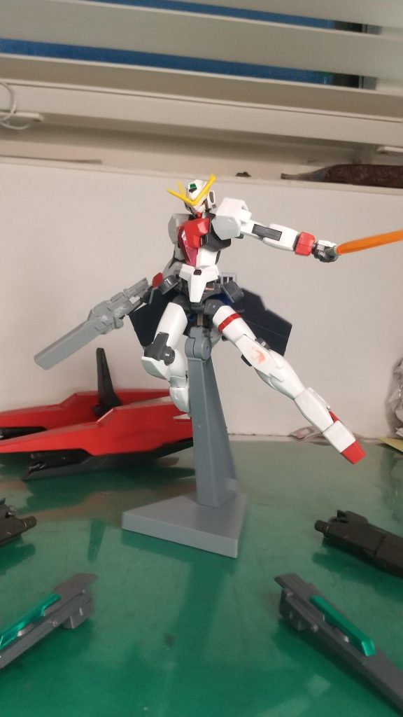 また、地球の対空監視が厳しくなり、地上と宇宙を往復でき、なおかつ監視の目をすりぬけられる機体にする必要性が出てきた。そのため、皮肉にも本機の武装の各所には、・GNメガランチャーⅱ(ガデッサの発展型)⇒スローネアイン・GNスパイクビット(サイドスカートのバインダーに搭載)⇒スローネツヴァイ・GNステルスフィールドⅱ展開装置⇒スローネドライと、ティエリアが好ましく思っていないトリニティチームのコンセプトを踏襲している。※GNステルスフィールドⅱはドライと異なり、GN粒子を使った光学迷彩。機体を完全に隠すことができ、さらにGNフィールドとの兼用が可能。また、各武装は画像のように任意でパージ可能。以上設定でした。