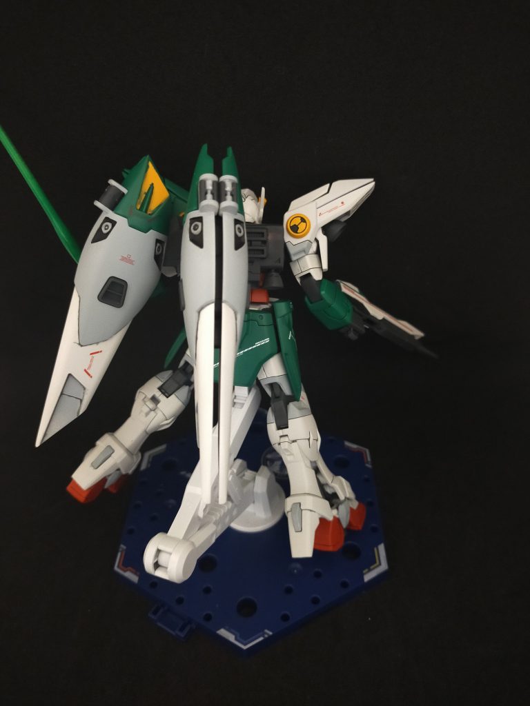 バックパックの羽をアシンメトリーにしています。