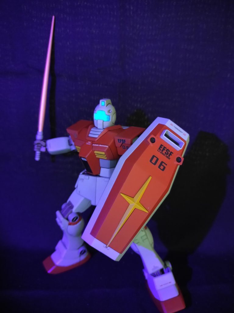 ブラックライトで光らせました。