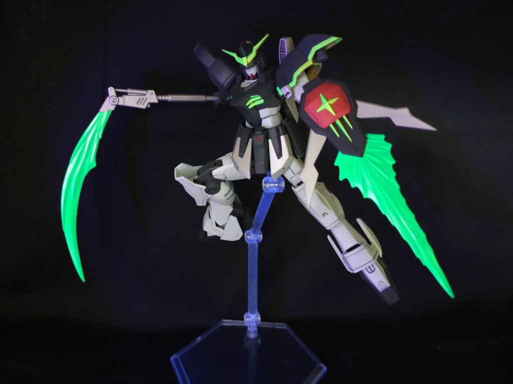 ブラックライトを当てると一部パーツが光ります。