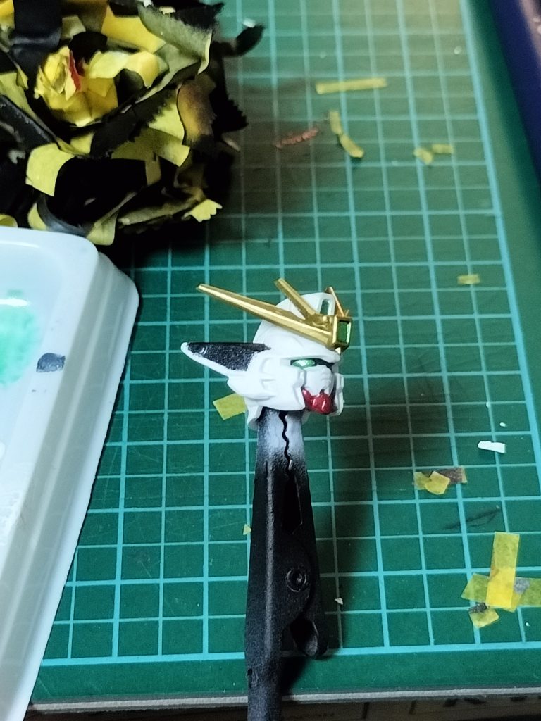 顔アップ。結構キレイに塗れたけどこのあと悲劇が…( アンテナ折れ)