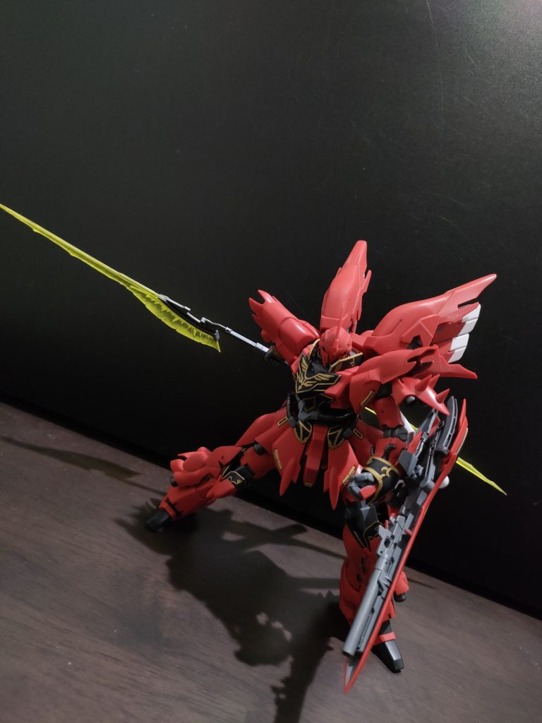 ユニコーン系より可動域が広く、ポーズもつけやすかったです。何より握り手が入ってるのが嬉しい!武器、エフェクトも種類多く満足の内容でした!