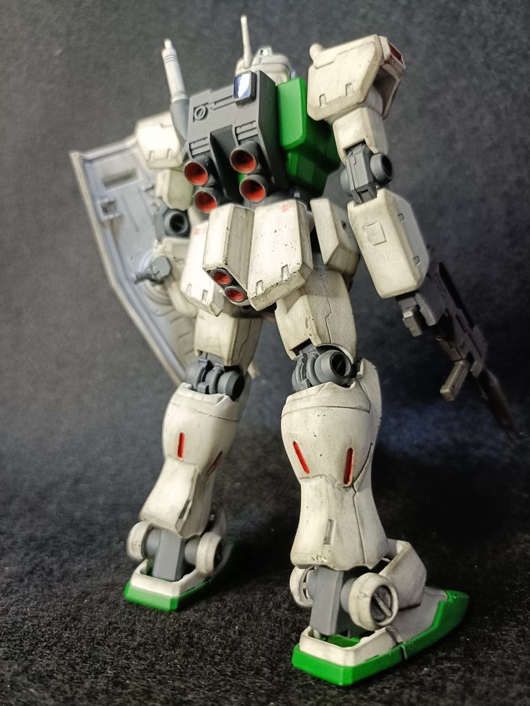 背面。ジムⅡの特徴であるふくらはぎにスラスターも埋め込んで、ランドセルにもセンサー追加。