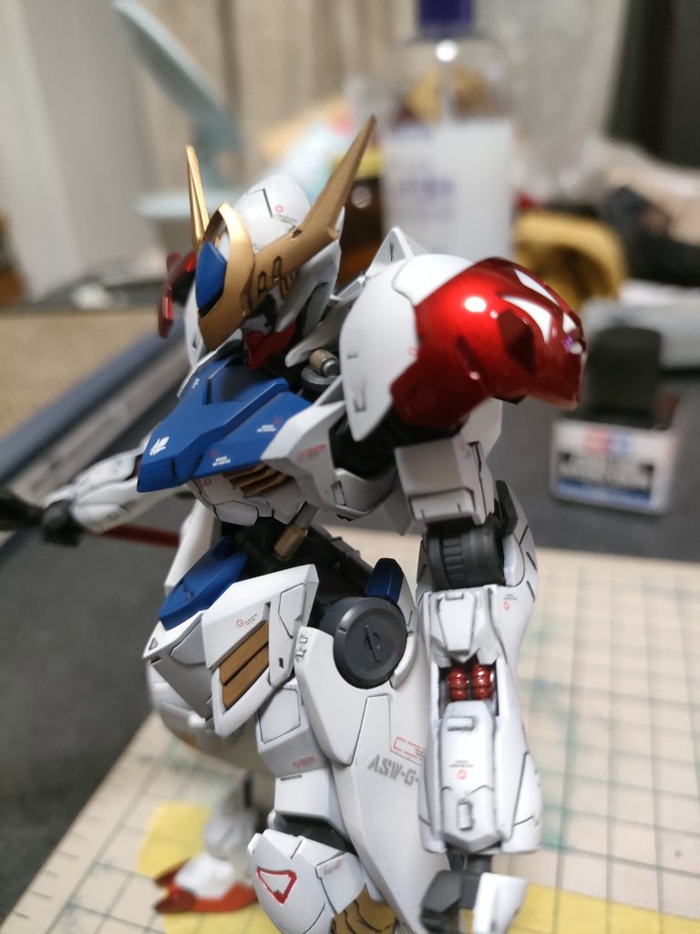 デカールをあちこちに貼り貼り。トップコートしてから発見しましたが貼りながら持ってた時に貼ったデカールに触れていてズレまくった状態でトップコートしてしまいました(泣)