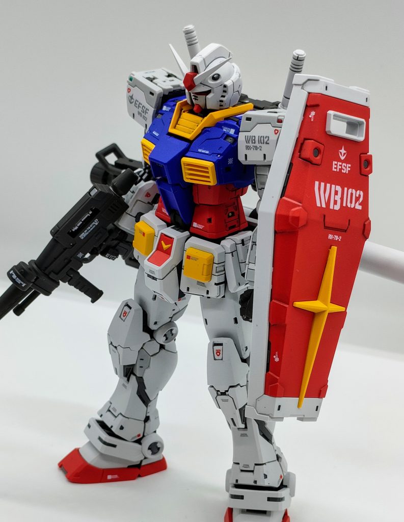 赤、青、黄色と一部を塗装して、あとは成形色のまま。塗装すると、羽目合わせが厳しく、見えないところで、パーツを割ってしまいました。(^_^;)