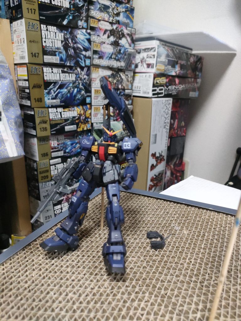 エナメル塗料でのパーツ割れ防止に艶ありトップコートしてからフィルタリングや部分塗装しましたがやり過ぎたのかな？