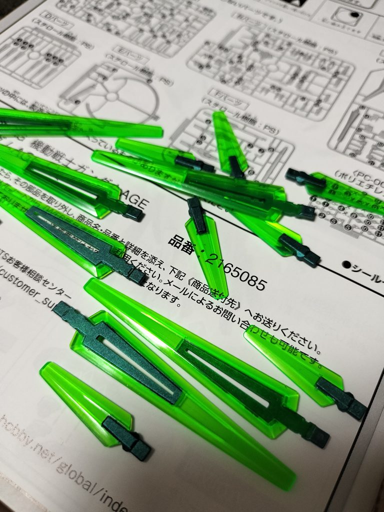 ファンネルの塗装はサフ吹いて無かったので透過しないように6回塗り重ね。本体やホルダーに差し込むと塗装が剥げてしまうから動かしたくないなー。
