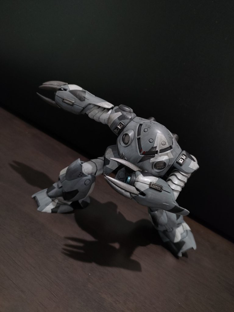 このボディカラーからミリタリーチックにしたくなりまして、スプリッター迷彩を試みました。成形色を活かしたくて部分的に迷彩柄を筆塗り塗装にしましたが…まあ〜白が上手くいかず…厚ぼったくなったので誤魔化しのウェザリングでフィニッシュ😅