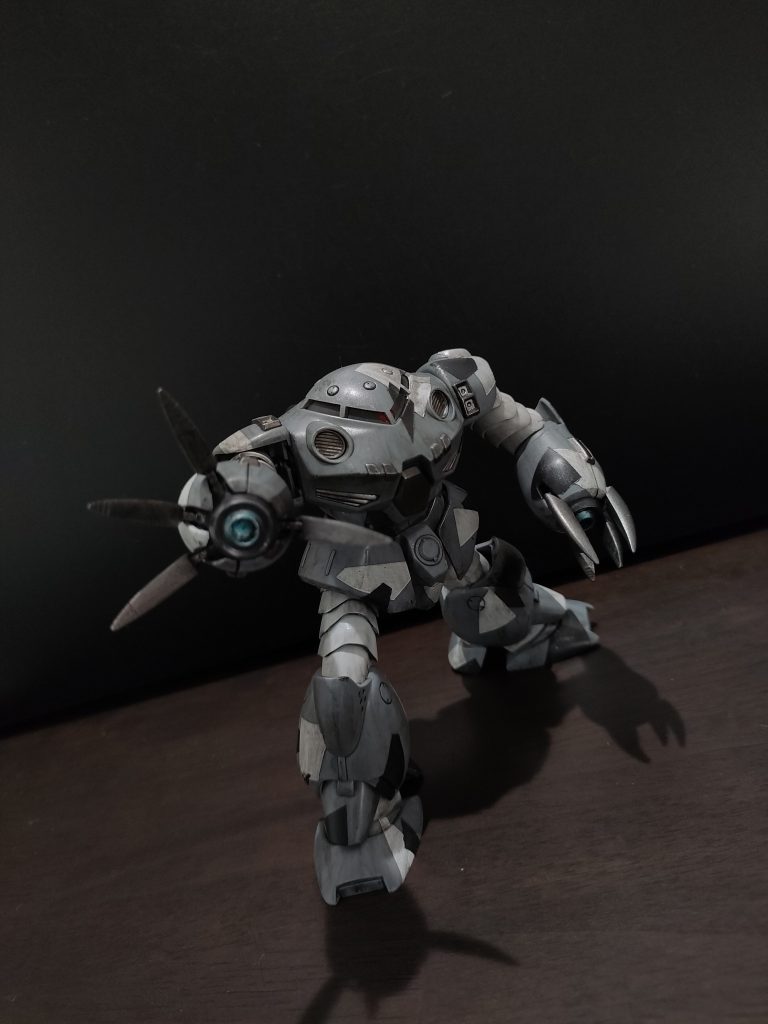 なかなか可動域は厳しいですね…普通のズゴックはもっと動くのだろうか？