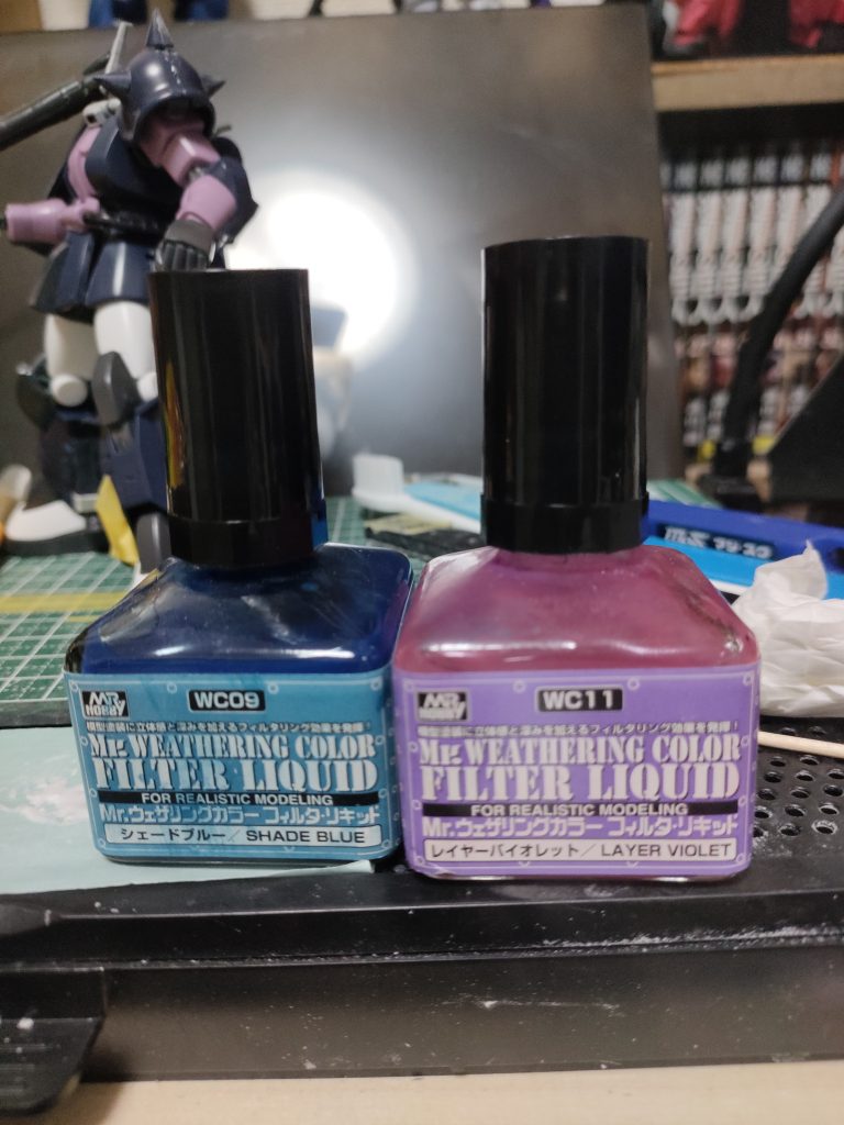 フィルタリングに使用。普通のエナメル塗料よりパーツが割れにくいと聞いたので調子に乗って重ねまくったら、肘の関節パーツが千切れました（泣）