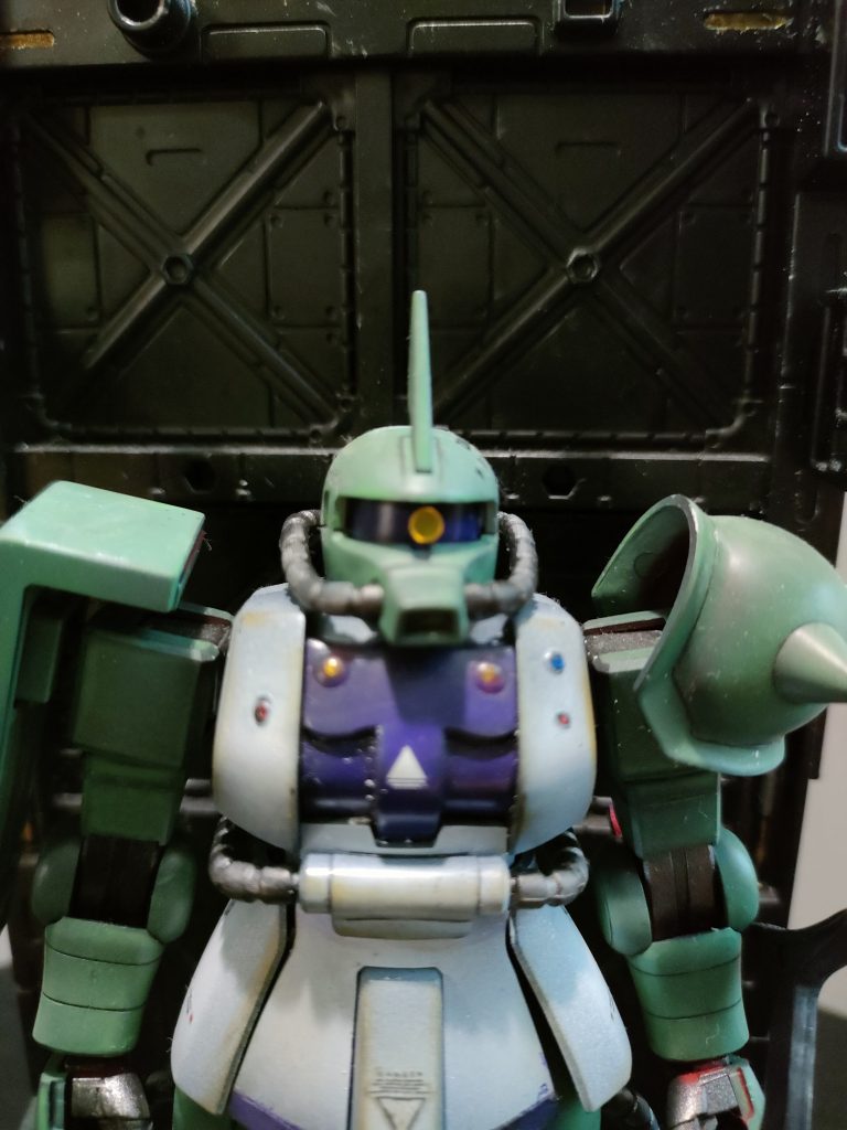 胸は丸や四角の穴を掘って、レジンで埋めて、各種センサーぽくしてみました。