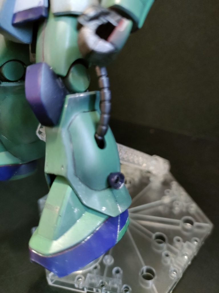 実は今回、初めてガッツリスジ彫りをやってみました。脚にはスジ彫りとバーニア追加して結構気に入ってます