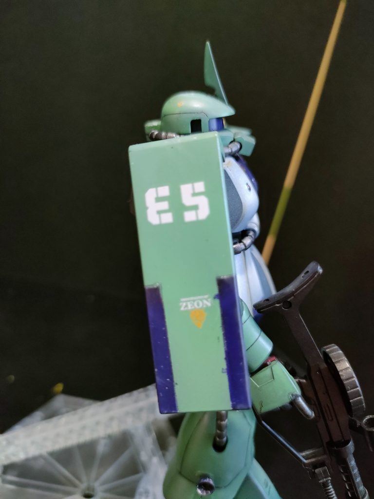 シールドに輝くE5の文字。シールドにスジ彫りを足して紫に塗りました(スジ彫りわからん)