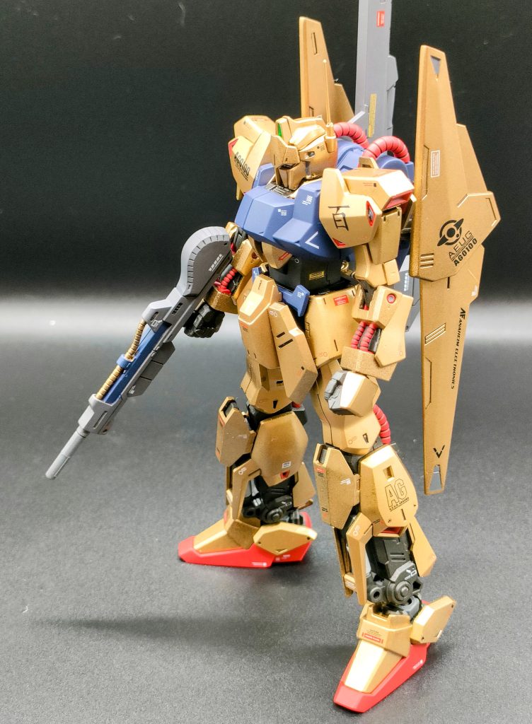 カメラのレンズのせいか、意外にマッシブに見えますね。