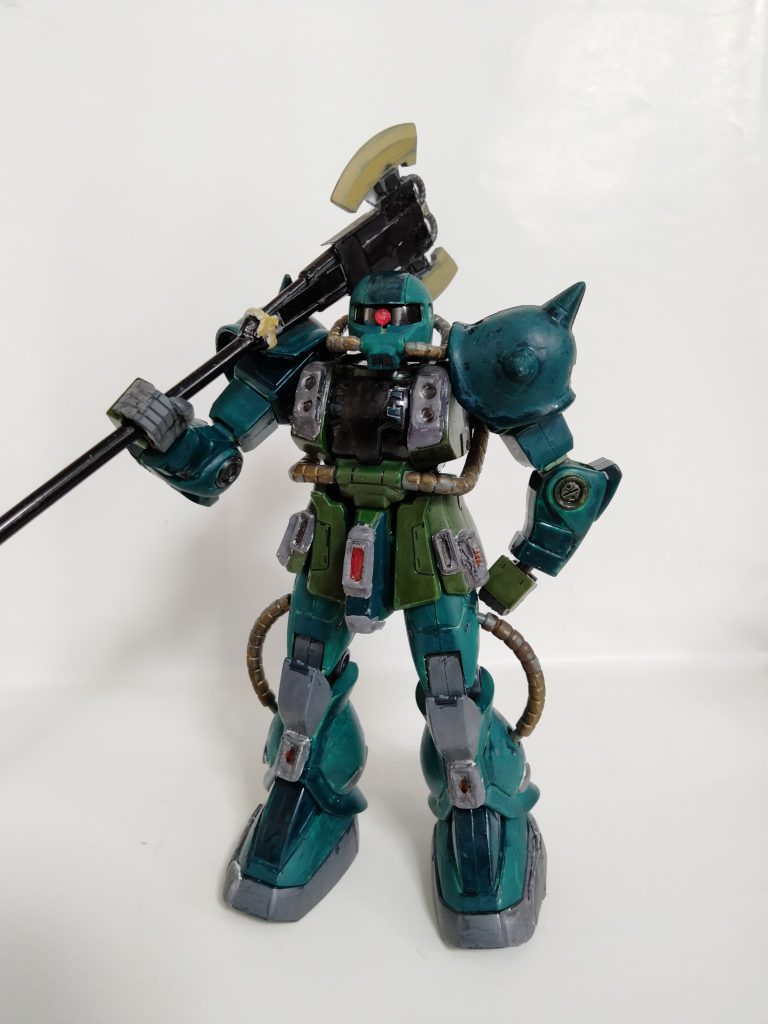 両肩をスパイクにしてスラスターを増量