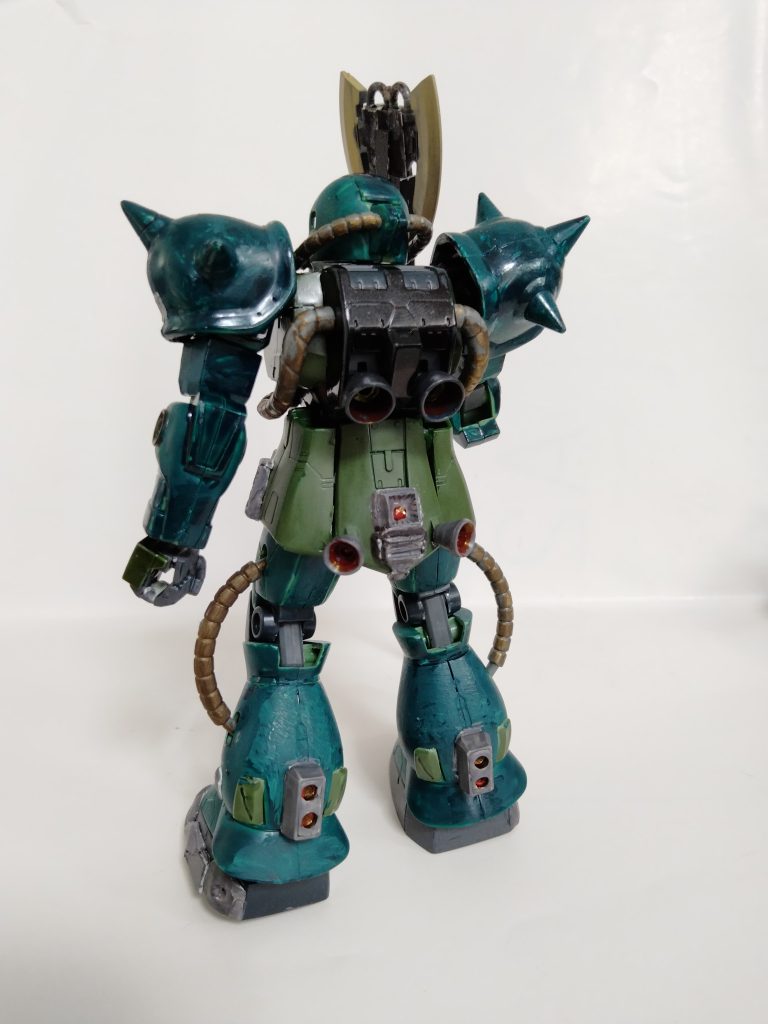 胴体はガンダムマーカーのザクダークグリーン他の部分の緑は、アクリジョンベースのグリーンで塗装しました