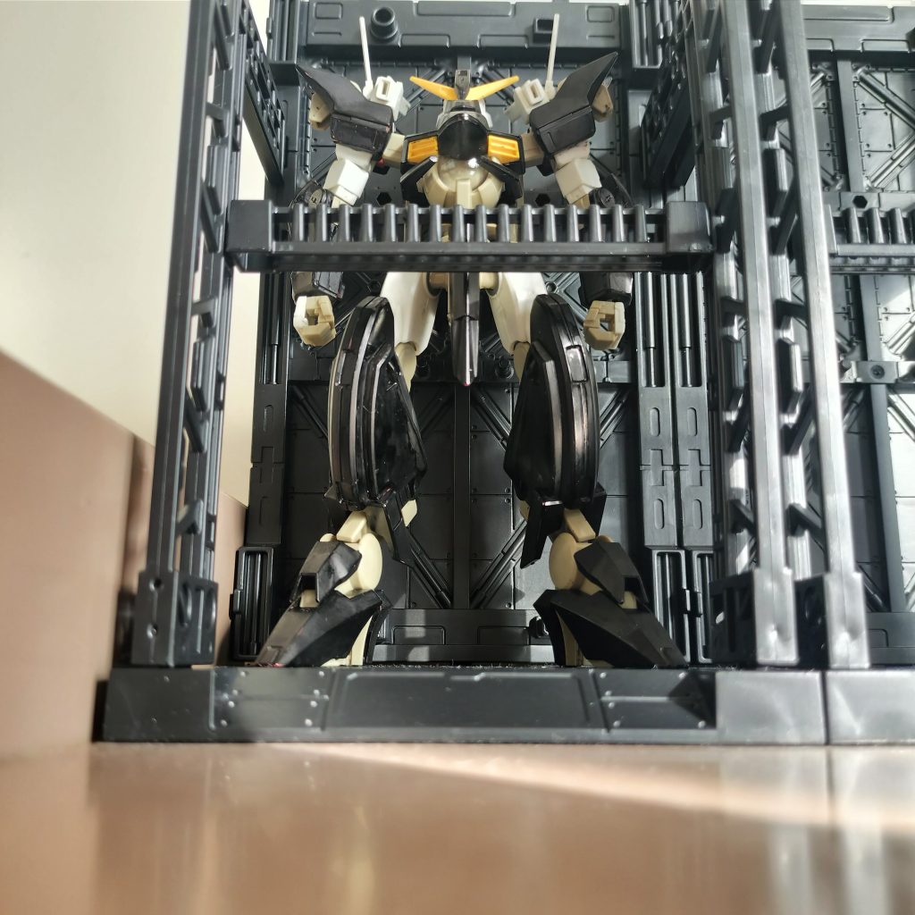 主武装はビームサーベルが二本付属するのみ。後のスローネドライよりも武装が少なく、心許ない。しかし、当時のまだ実戦配備に至らなかったOガンダムが最新鋭だった事を考えるとファントンやリアルド及びヘリオンが主力であった時代では脅威であった事は想像に易い。