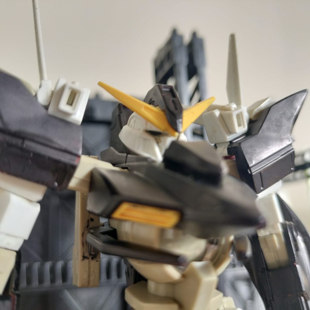 ツヴァイに似ている。アンテナの細さはアインやドライのものと同じ。ツヴァイは近接戦に特化した為に補強されていたのではないだろうか。