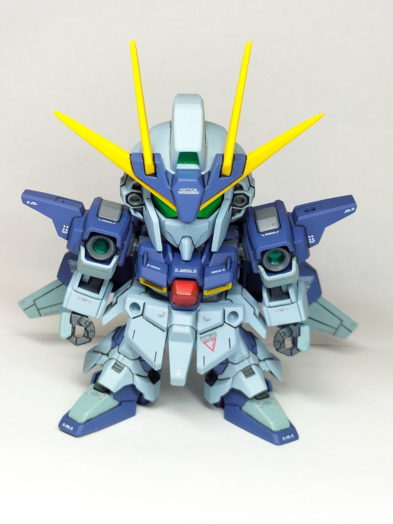 正面から。本体にはほぼ肉抜きがなく見栄えが良いのですがライトニングバックウェポンシステムにはガッツリあるので今回は目立つ箇所のみプラバンで蓋しました。